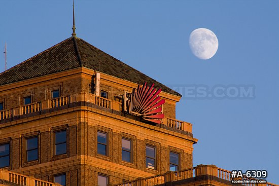 Moonrise over the Suntrust Building