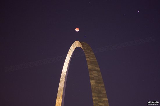 Lunar eclipse (blood moon) under the Gateway Arch